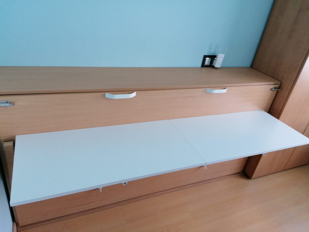aprovechamiento del espacio, cama y escritorio plegables.